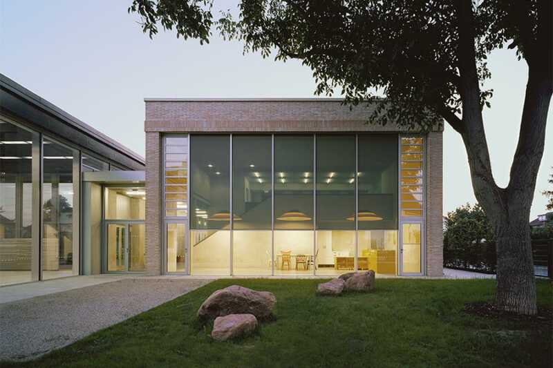 Textilscreens für große Glasfronten