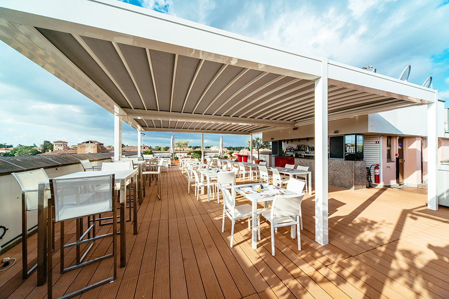 Lamellendach QUBE Arc im Restaurant