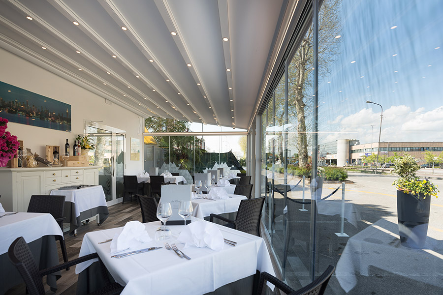 Lamellendach QUBE Line im Restaurant