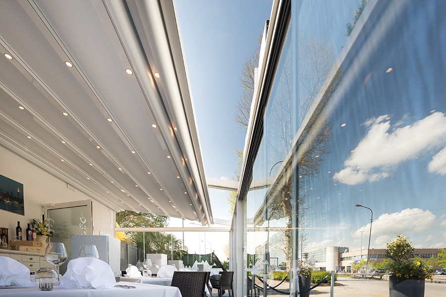 Lamellendach QUBE Line im Restaurant